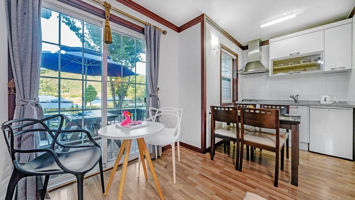 Room (Blue bell) | Private kitchen | Fridge, stovetop, rice cooker, cookware/dishes/utensils