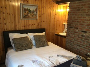 3 bedrooms, travel cot, free WiFi, wheelchair access