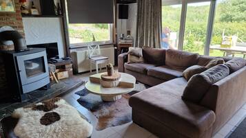 Smart-TV, Kamin, Stereoanlage