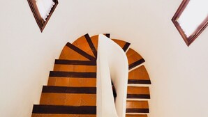A spiral staircase with a geometric patterned wall. - CASA VINCA, quiet holiday home near the beach (Puerto del Carmen)