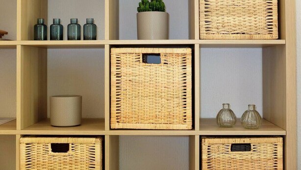 A wooden shelf with multiple wicker baskets and a potted plant. - Joli appartement avec jardinet (Hyères)