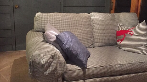 A checkered sofa with a pillow and a framed picture on the wall. - 5 block walk to the boardwalk at  Stockley (Rehoboth Beach)