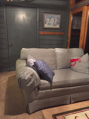 Smart-TV, peis, DVD-spiller og bøker