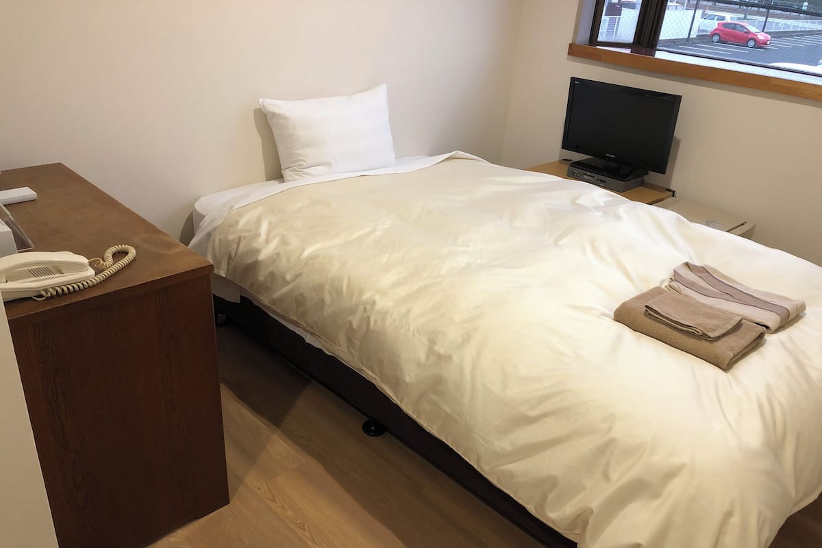 Free WiFi, bed sheets