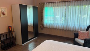 3 bedrooms, desk, iron/ironing board, WiFi - Big Comfortable Villa (Banglamung)