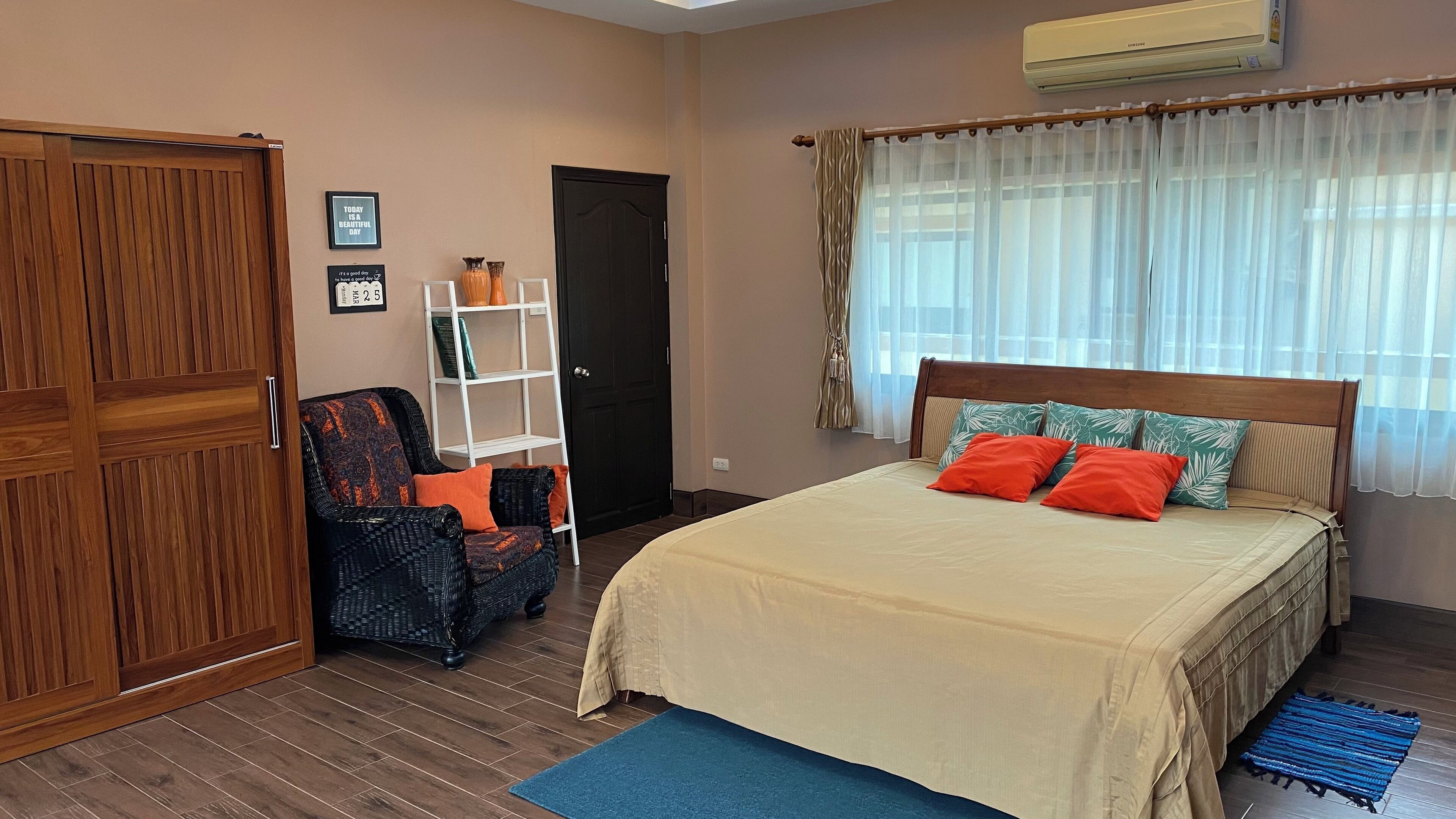 3 Schlafzimmer, Schreibtisch, Bügeleisen/Bügelbrett, WLAN