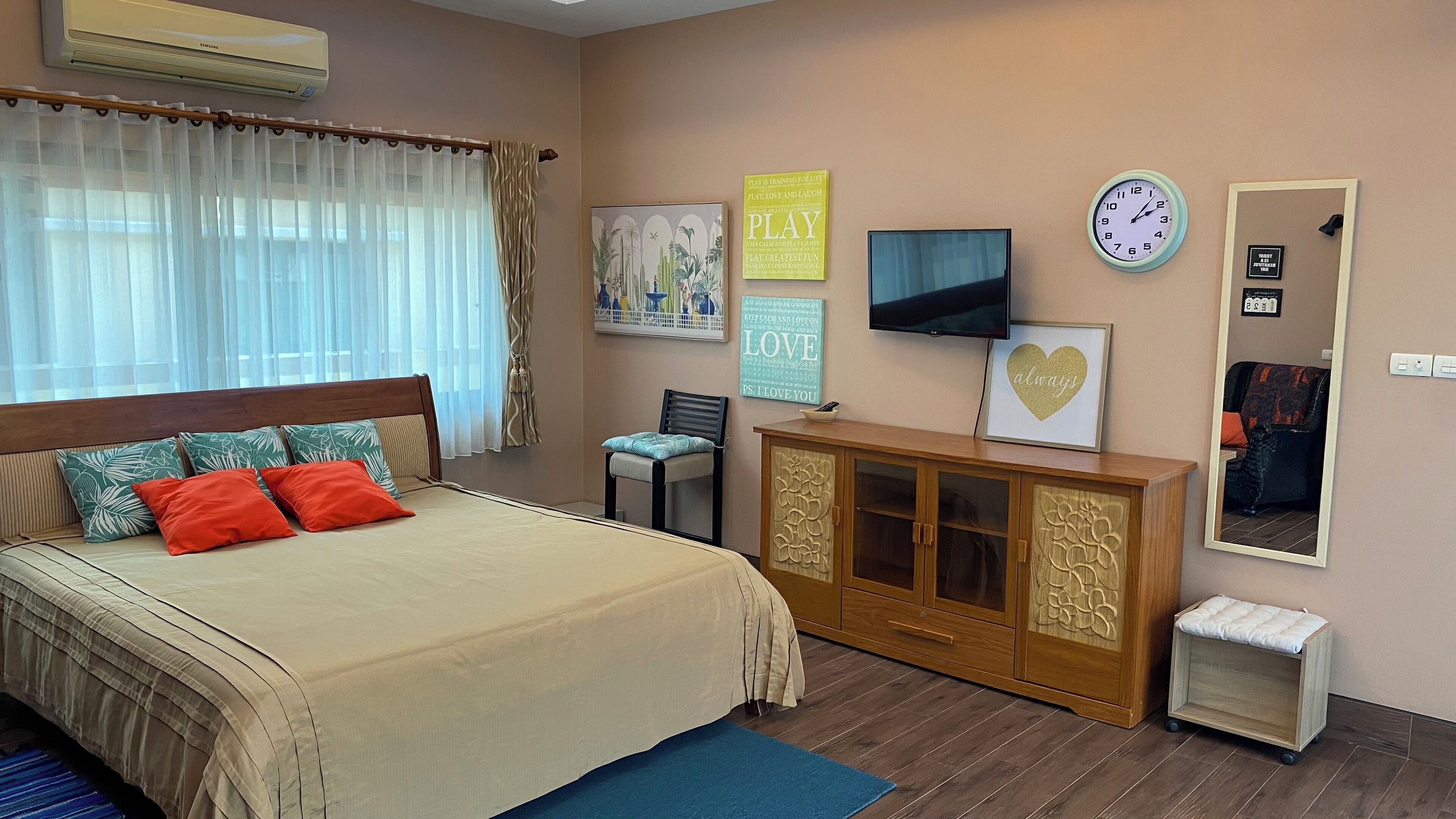 3 bedrooms, desk, iron/ironing board, WiFi