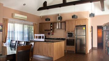 Fridge, oven, stovetop, dishwasher