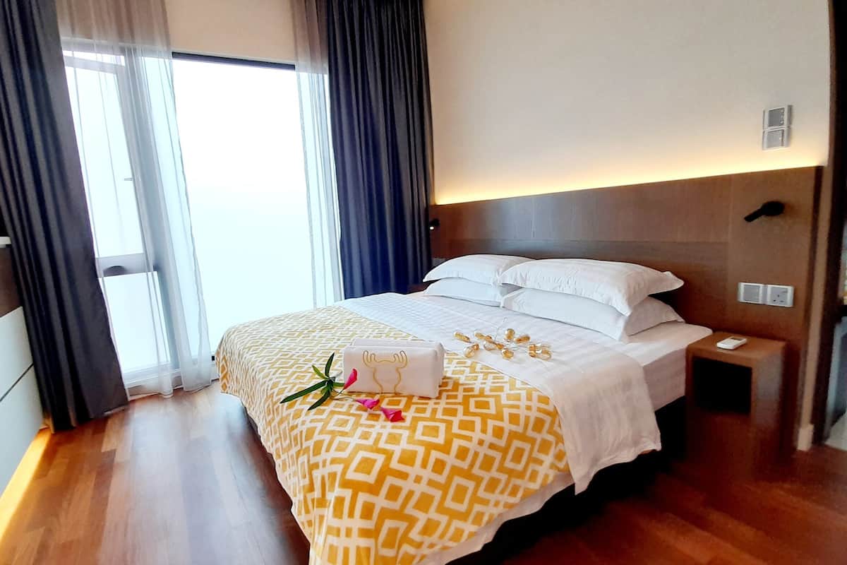 4 bedrooms, desk, laptop workspace, blackout drapes