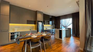 Penthouse Presidential Suite with Balcony and Genting View | Private kitchen | Fridge, stovetop, electric kettle, cookware/dishes/utensils