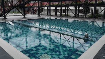 Kolam renang outdoor, dengan kursi berjemur