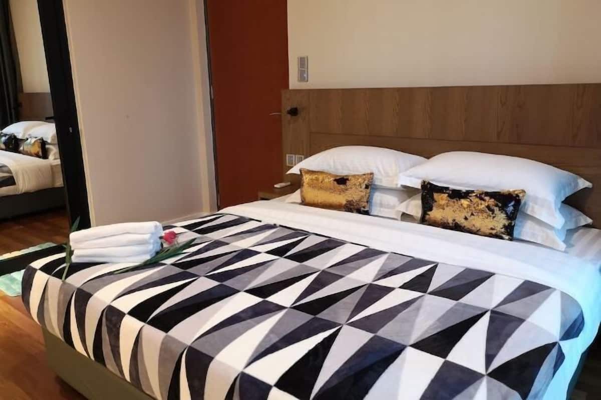 4 bedrooms, desk, laptop workspace, blackout drapes