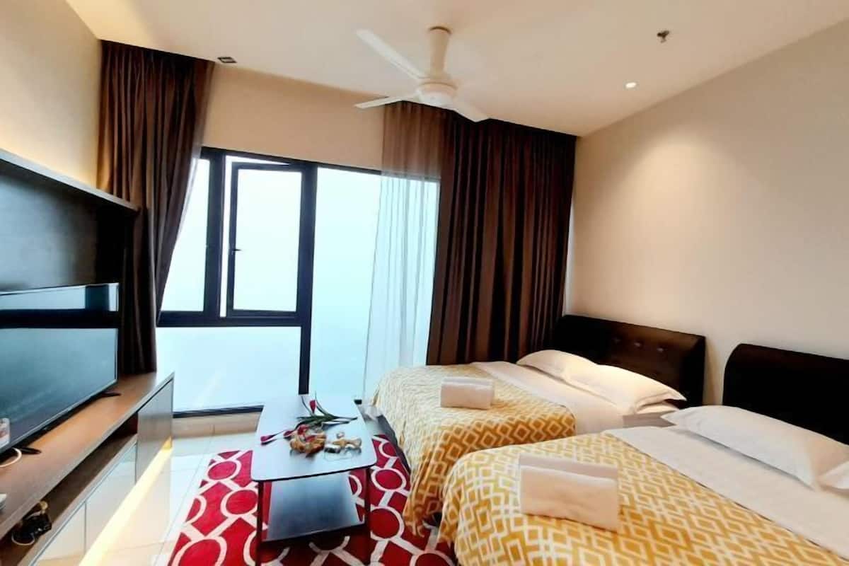 4 bedrooms, desk, laptop workspace, blackout drapes