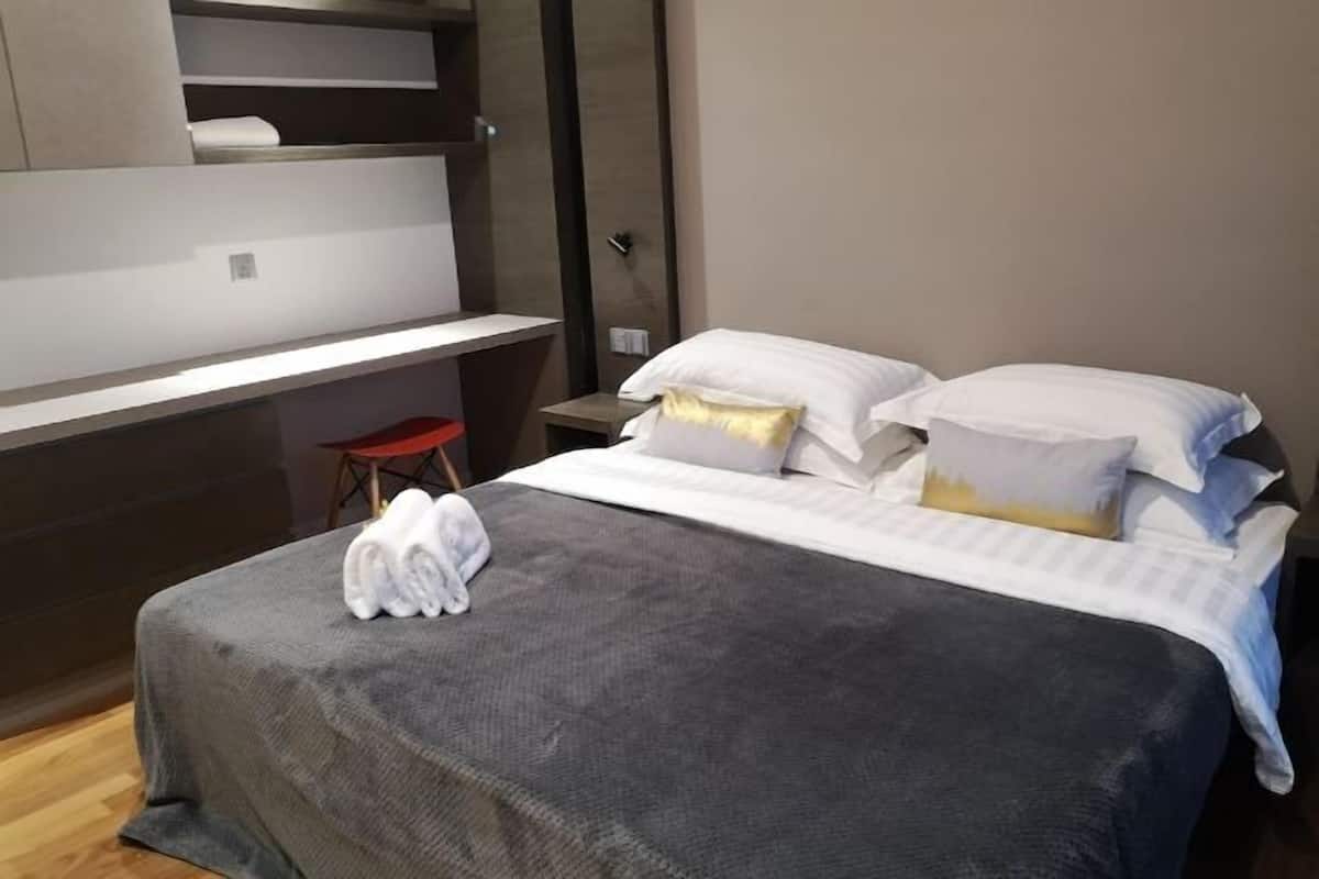 4 bedrooms, desk, laptop workspace, blackout drapes