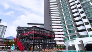 Un hotel de gran altura con una piscina en primer plano.