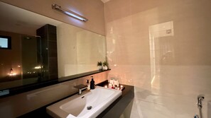 Douche, douche à « effet pluie », articles de toilette gratuits