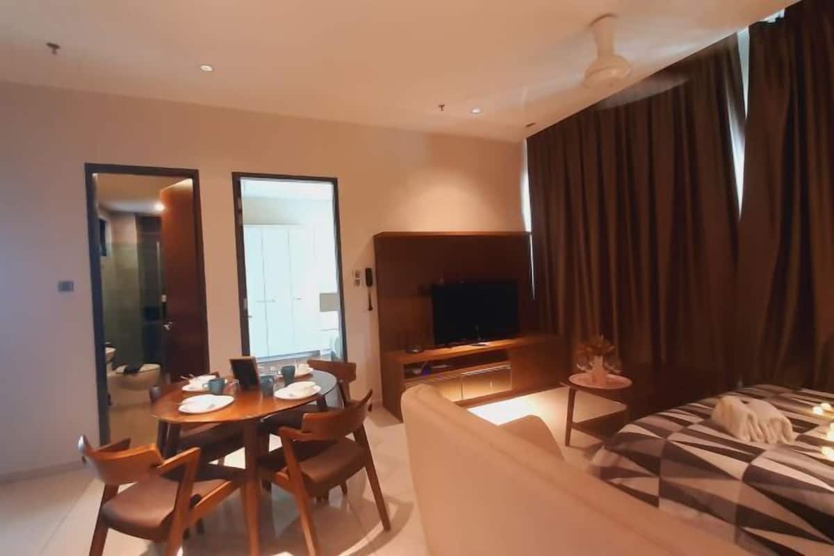 4 bedrooms, desk, laptop workspace, blackout drapes