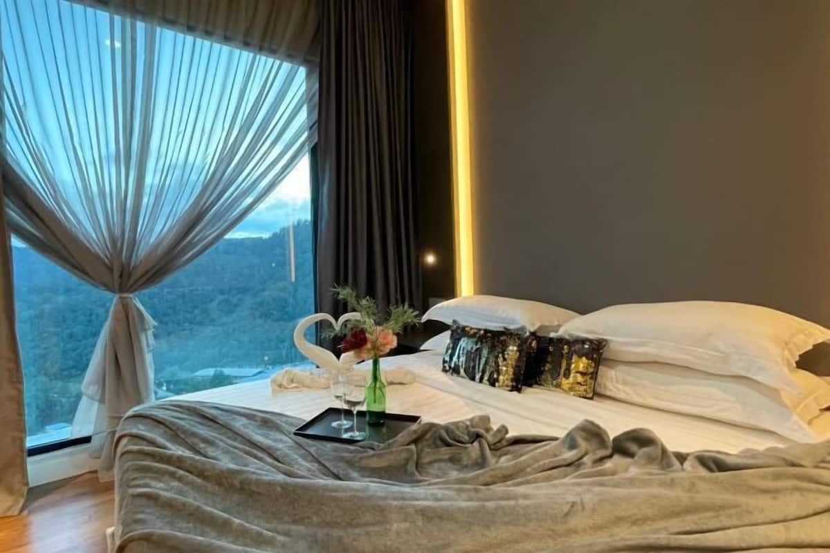 4 bedrooms, desk, laptop workspace, blackout drapes
