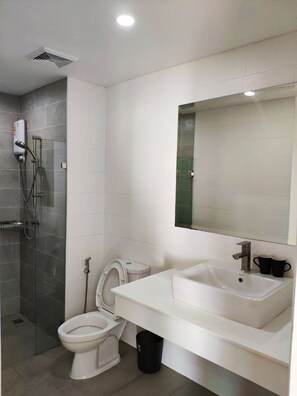 タオル、石鹸、シャンプー、トイレットペーパー