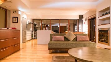 Yuuki Toride | Living room | 40-inch flat-screen TV with satellite channels, LED TV, fireplace