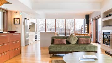 Yuuki Toride | Living room | 40-inch flat-screen TV with satellite channels, LED TV, fireplace