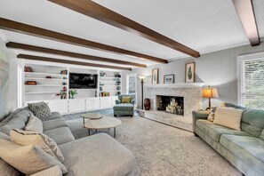 Smart TV, ping pong, books, music library