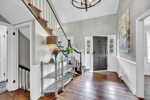 Family Friendly 7 bedrooms, 4.5 baths with game room & ping pong table