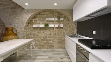 Frigorifero, forno, piano cottura, macchina per tè/caffè