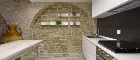 Kühlschrank, Ofen, Herdplatte, Wasserkocher mit Kaffee-/Teezubehör