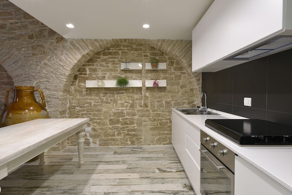 Fridge, oven, stovetop, coffee/tea maker