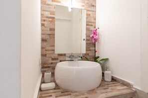 Doccia, asciugacapelli, bidet, sapone