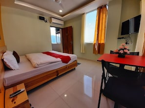 Deluxe Room | Blackout drapes, iron/ironing board, rollaway beds, free WiFi - Hotel Yoga Retreat (Narendranagar)