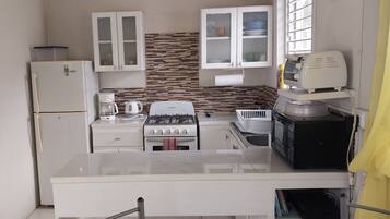 Een koelkast, een microgolfoven, een oven, een kookplaat