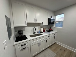 Réfrigérateur, micro-ondes, cafetière/bouilloire, bouilloire électrique