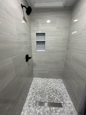 Douche, sèche-cheveux, serviettes fournies, savon