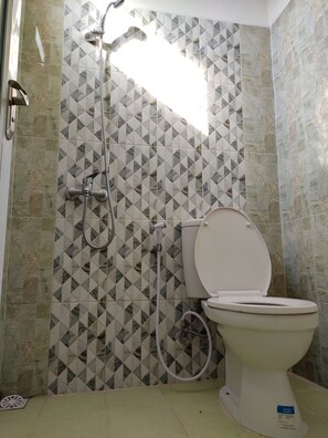 Shower, slippers, towels, shampoo - ZG Homestay Solo (Surakarta)