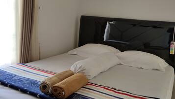 6 bedrooms, bed sheets