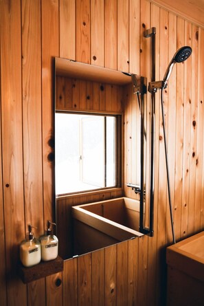Luksussviitti (with Private Facilities) | Kylpyhuone | Ilmaiset hygieniatuotteet, hiustenkuivaaja, tohvelit