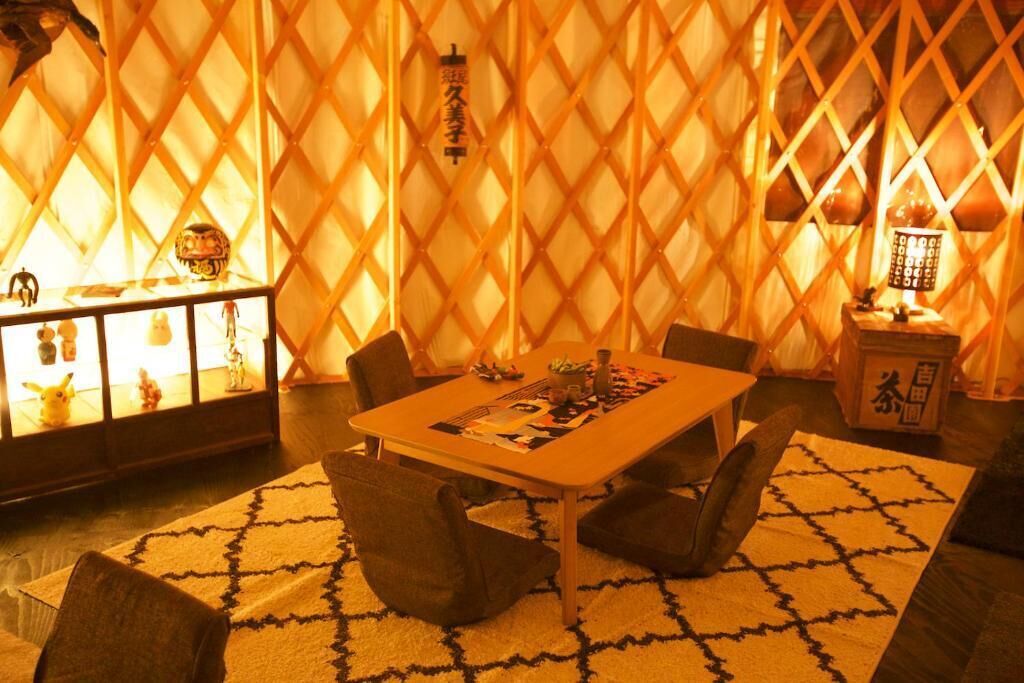 Une pièce de style japonais traditionnel, avec un sol recouvert de tatamis, une table basse et des paravents coulissants.