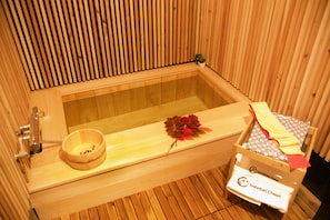 Habitación estándar, baño compartido | Baño | Amenidades de baño gratuitas, secadora de cabello, pantuflas 