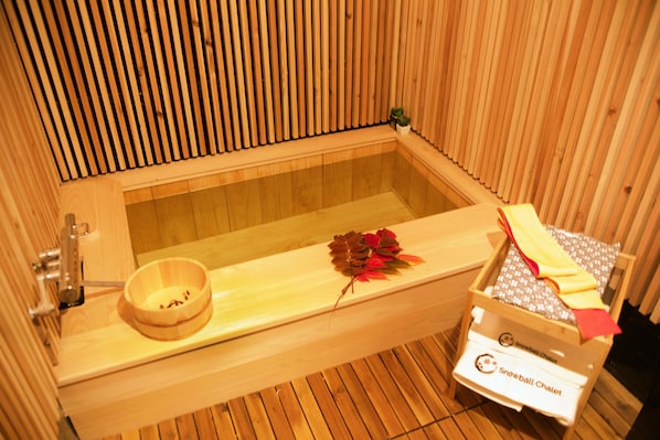 Chambre Standard, salle de bains commune | Salle de bain | Articles de toilette gratuits, sèche-cheveux, chaussons