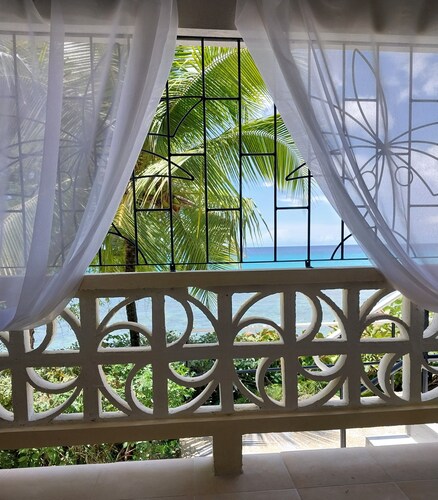 Beachside Cottage - right on the beach!