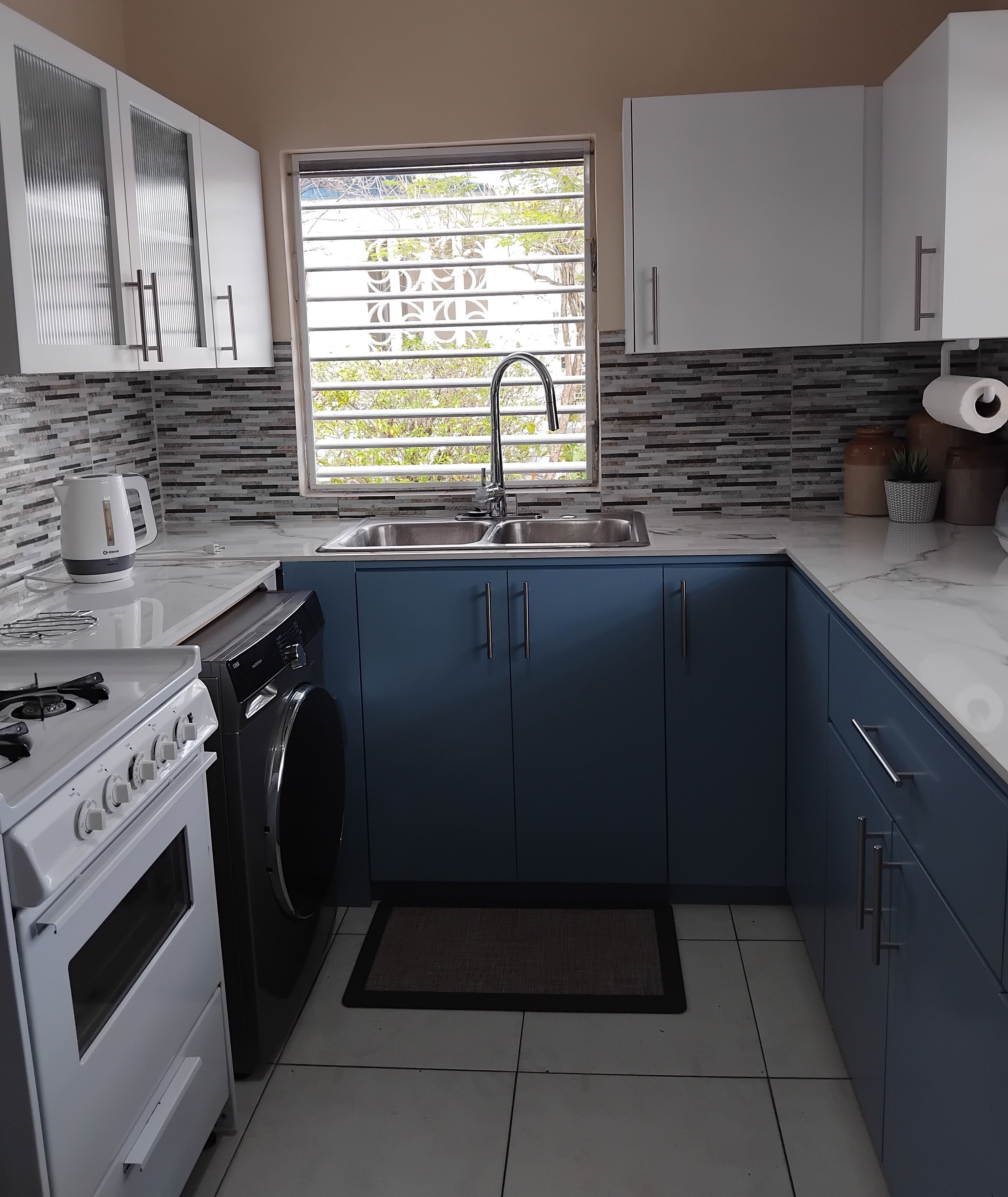 Coffee/tea maker, fridge, microwave, oven