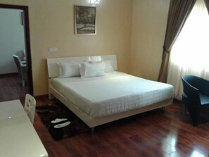 Suite | In-room safe, desk, laptop workspace, free WiFi