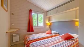 3 bedrooms, travel crib