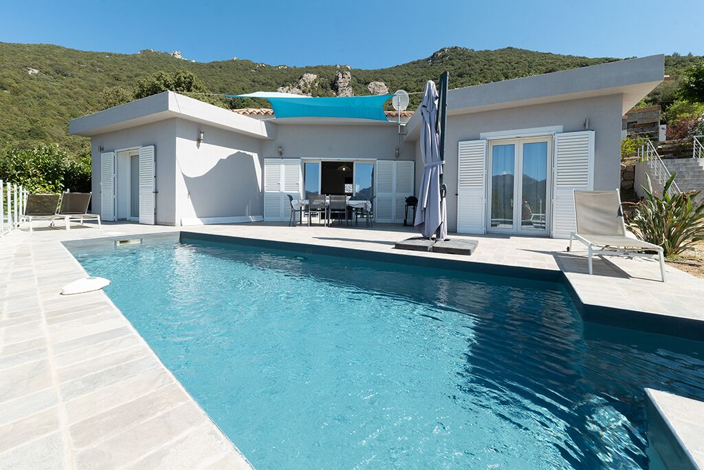 حمّام سباحة خارجي، حمّام سباحة مُدفَّأ