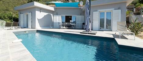 Alberca al aire libre y alberca climatizada