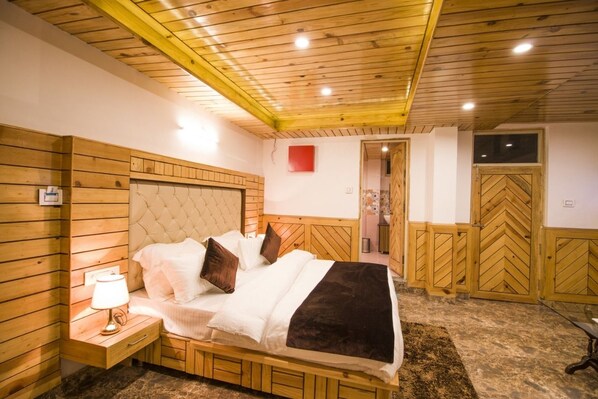 Desk, laptop workspace, blackout drapes, soundproofing - Hotel Mount Edge (Dharamshala)