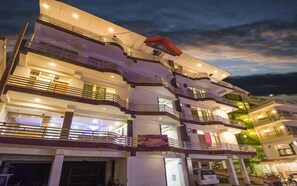 Front of property – evening/night - Hotel Mount Edge (Dharamshala)