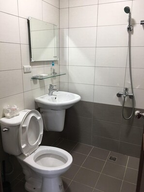 Buồng tắm vòi sen, đồ dùng nhà tắm miễn phí, máy sấy tóc